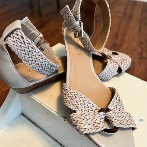 Talbots Woven Leather & Gold Buckle wedge bone colored tortoise size 8 EUC